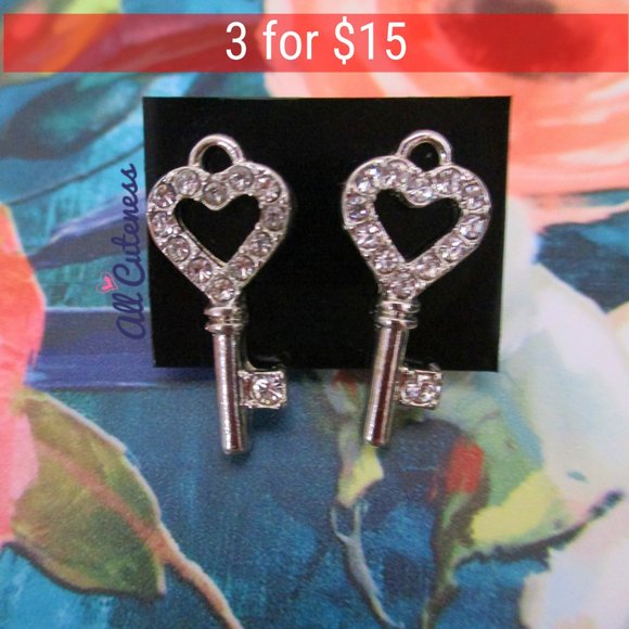 Jewelry - 🎀 (NWOT) Heart Key Earrings